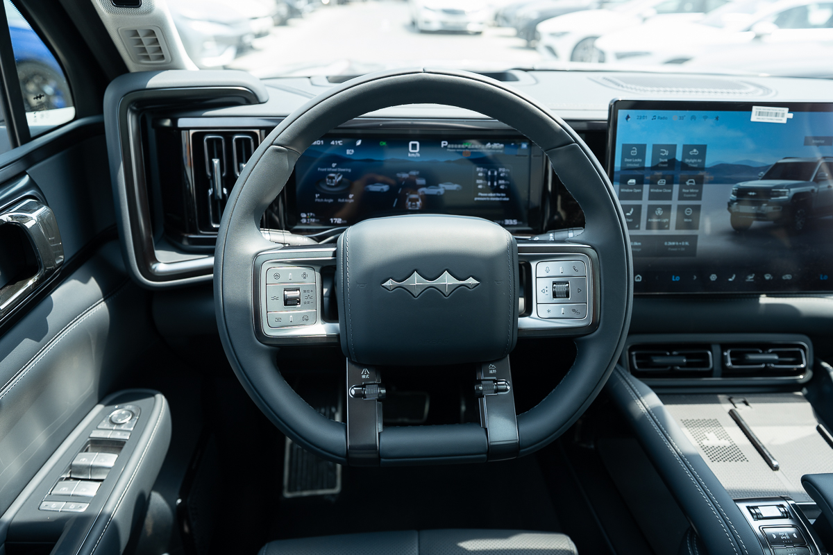 BYD Leopard 5 Navigator 2025 Grey Interior Blue Black CarandX